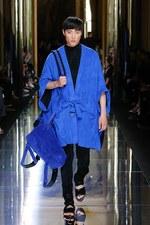 バルマン 2017年春夏メンズコレクション - 砂浜から見るオレンジの夕日、美しい空と海の色を愛でて｜写真66