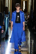 バルマン 2017年春夏メンズコレクション - 砂浜から見るオレンジの夕日、美しい空と海の色を愛でて｜写真69