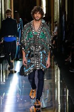 バルマン 2017年春夏メンズコレクション - 砂浜から見るオレンジの夕日、美しい空と海の色を愛でて｜写真70