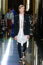 バルマン 2017年春夏メンズコレクション - 砂浜から見るオレンジの夕日、美しい空と海の色を愛でて｜写真73