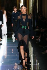 バルマン 2017年春夏メンズコレクション - 砂浜から見るオレンジの夕日、美しい空と海の色を愛でて｜写真76