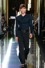 バルマン 2017年春夏メンズコレクション - 砂浜から見るオレンジの夕日、美しい空と海の色を愛でて｜写真77