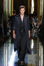 バルマン 2017年春夏メンズコレクション - 砂浜から見るオレンジの夕日、美しい空と海の色を愛でて｜写真79