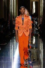 バルマン 2017年春夏メンズコレクション - 砂浜から見るオレンジの夕日、美しい空と海の色を愛でて｜写真80