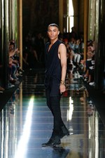 バルマン 2017年春夏メンズコレクション - 砂浜から見るオレンジの夕日、美しい空と海の色を愛でて｜写真81