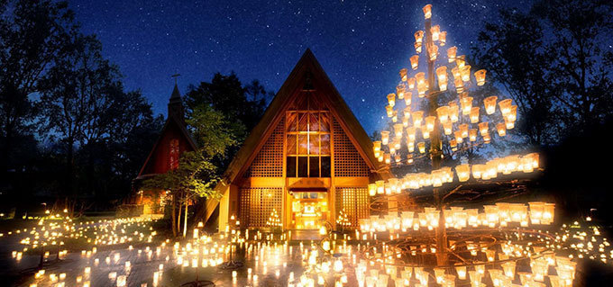 「サマーキャンドルナイト」軽井沢高原教会に灯る無数のキャンドル | 写真