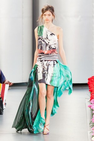 対極的な美の競演がつくりだす、新しい美の世界 - メアリーカトランズ(Mary Katrantzou)、2012年春夏コレクション｜写真3