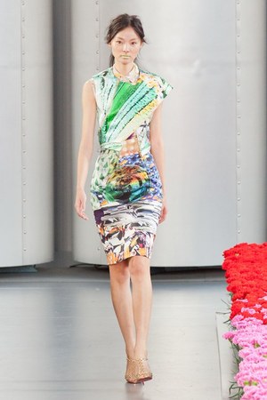 対極的な美の競演がつくりだす、新しい美の世界 - メアリーカトランズ(Mary Katrantzou)、2012年春夏コレクション｜写真6