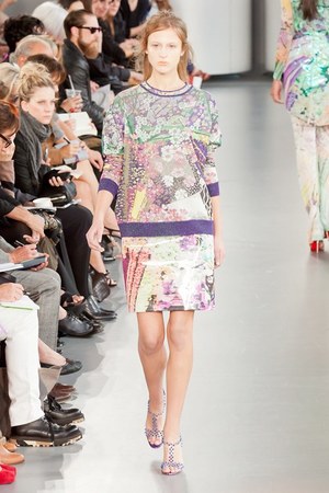 対極的な美の競演がつくりだす、新しい美の世界 - メアリーカトランズ(Mary Katrantzou)、2012年春夏コレクション｜写真13