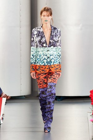 対極的な美の競演がつくりだす、新しい美の世界 - メアリーカトランズ(Mary Katrantzou)、2012年春夏コレクション｜写真18