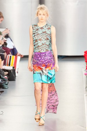対極的な美の競演がつくりだす、新しい美の世界 - メアリーカトランズ(Mary Katrantzou)、2012年春夏コレクション｜写真21