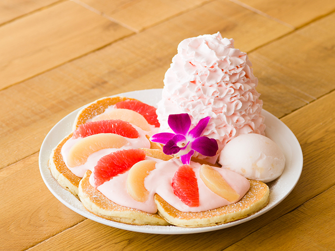 エッグスンシングス 限定アニバーサリーパンケーキ、白桃やマンゴーなどフルーツづくし | 写真