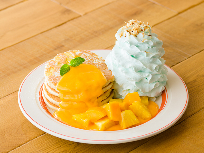 エッグスンシングス 限定アニバーサリーパンケーキ、白桃やマンゴーなどフルーツづくし | 写真