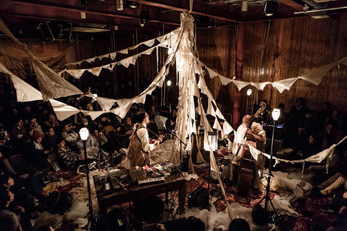 スズキタカユキ「仕立て屋のサーカス」を九州＆金沢で - 即興音楽と服作りのパフォーマンス | 写真
