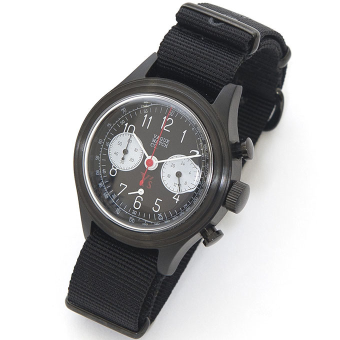 Y’s×ヴァーグ・ウォッチ・カンパニーのコラボ腕時計発売 -ほぼ全てを黒に染めたミニマルな一本｜写真2