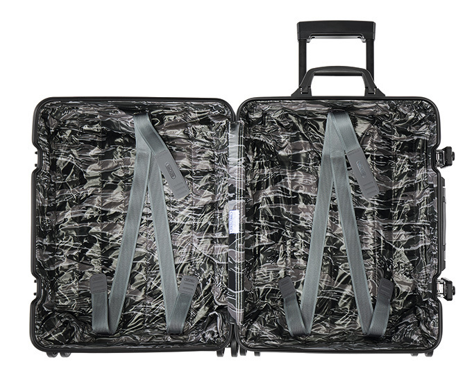 モンクレール ＆ リモワのスーツケース、内部はカモフラージュ柄のキルティング仕様｜写真3