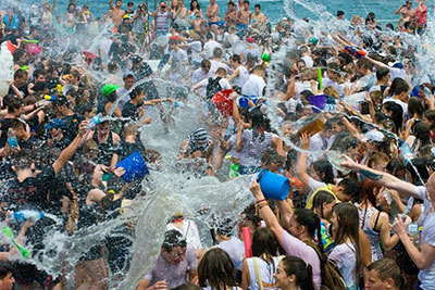 水かけ祭｜"水かけ祭"ウォーターウォーズ 2016 東京・豊洲で開催、水の花火や全長100mのスライダーなども