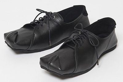 Y’s×トートのコラボシューズが発売 - つま先を折りたたんだユニークな一足