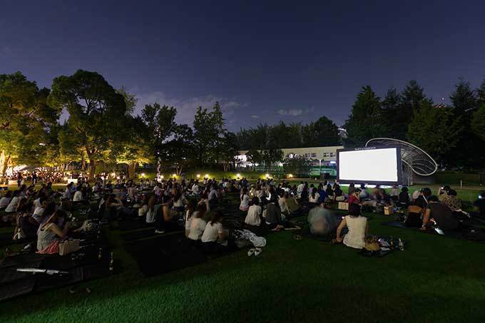 東京ミッドタウンの「リラックス パーク 2016」芝生の上で映画やヨガを堪能 | 写真