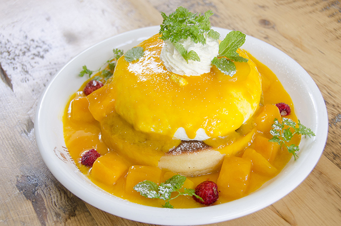 カフェ アクイーユの季節限定「マンゴーのレアチーズパンケーキ」天使のクリーム×マンゴーの味わい | 写真