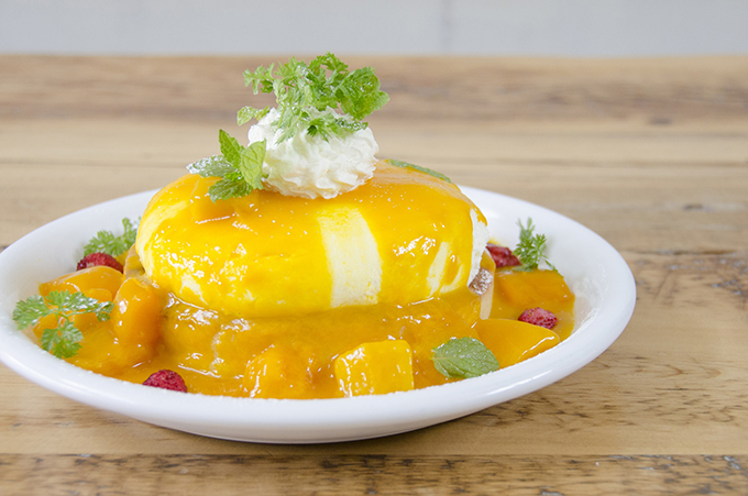 カフェ アクイーユの季節限定「マンゴーのレアチーズパンケーキ」天使のクリーム×マンゴーの味わい｜写真2