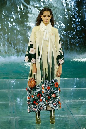 フェンディ オートクチュール(FENDI Haute Couture) 2016-17年秋冬 ウィメンズコレクション  - 写真39
