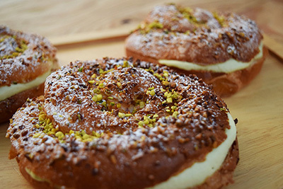 二子玉川｜マヨルカから夏限定 ピスタチオたっぷりのバタークリームサンドや焼きプリンのアイスなど