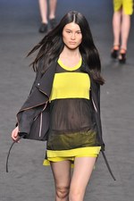 スポーツウェアを上質なデイリーウエアに昇華させた C'N'C コスチューム ナショナル(C'N'C CoSTUME NATIONAL)、2012年春夏コレクション｜写真27