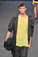 スポーツウェアを上質なデイリーウエアに昇華させた C'N'C コスチューム ナショナル(C'N'C CoSTUME NATIONAL)、2012年春夏コレクション｜写真29