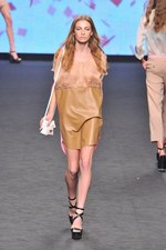 スポーツウェアを上質なデイリーウエアに昇華させた C'N'C コスチューム ナショナル(C'N'C CoSTUME NATIONAL)、2012年春夏コレクション｜写真37