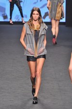 スポーツウェアを上質なデイリーウエアに昇華させた C'N'C コスチューム ナショナル(C'N'C CoSTUME NATIONAL)、2012年春夏コレクション｜写真41