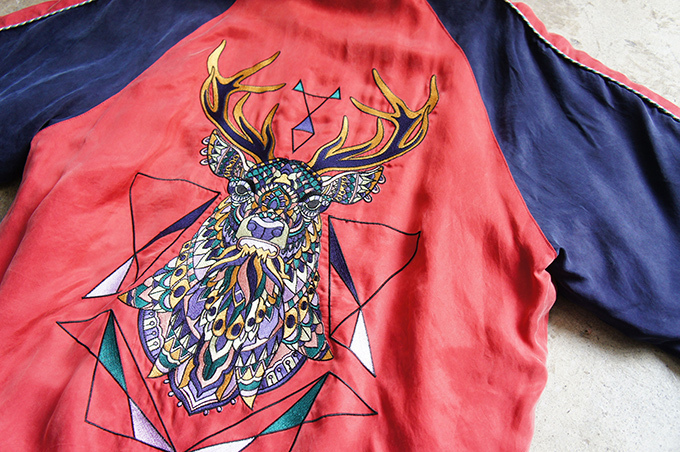 アウラの新作スカジャン、鹿や月・太陽の刺繍を施した色鮮やかなアイテム コピー