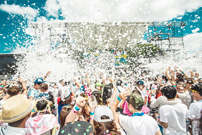 「泡フェスTOKYO2016」新豊洲で開催 - 国内最大の泡キャノン、真っ白に染まる泡スライダー | 写真