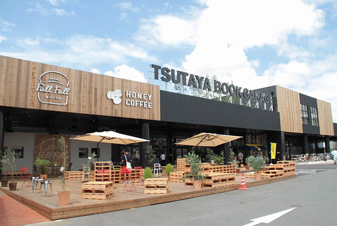 TSUTAYA BOOK GARAGE 福岡志免店-“日本最大級の中古書店”にカフェやピザ店も併設 | 写真
