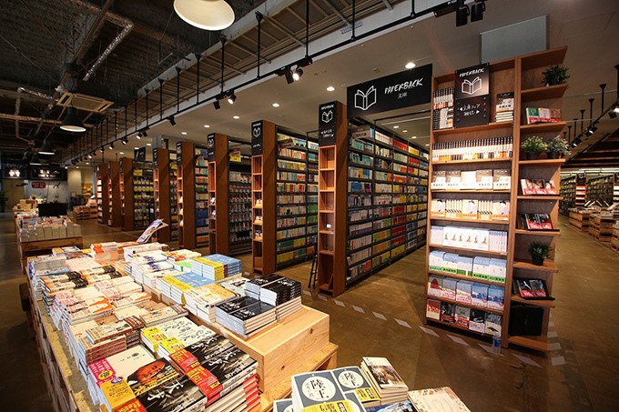 TSUTAYA BOOK GARAGE 福岡志免店-“日本最大級の中古書店”にカフェやピザ店も併設 | 写真