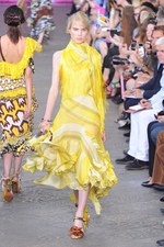 鳥のように羽ばたいていけそうな軽やかなドレスが印象的 - MISSONI(ミッソーニ) 2012年春夏コレクション｜写真19