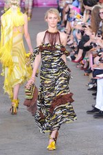 鳥のように羽ばたいていけそうな軽やかなドレスが印象的 - MISSONI(ミッソーニ) 2012年春夏コレクション｜写真21