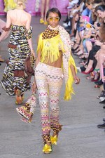 鳥のように羽ばたいていけそうな軽やかなドレスが印象的 - MISSONI(ミッソーニ) 2012年春夏コレクション｜写真23