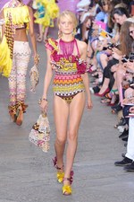鳥のように羽ばたいていけそうな軽やかなドレスが印象的 - MISSONI(ミッソーニ) 2012年春夏コレクション｜写真24