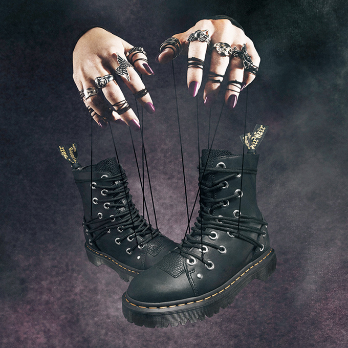 Dr.Martens GOTH DARIA レースアップショートブーツ