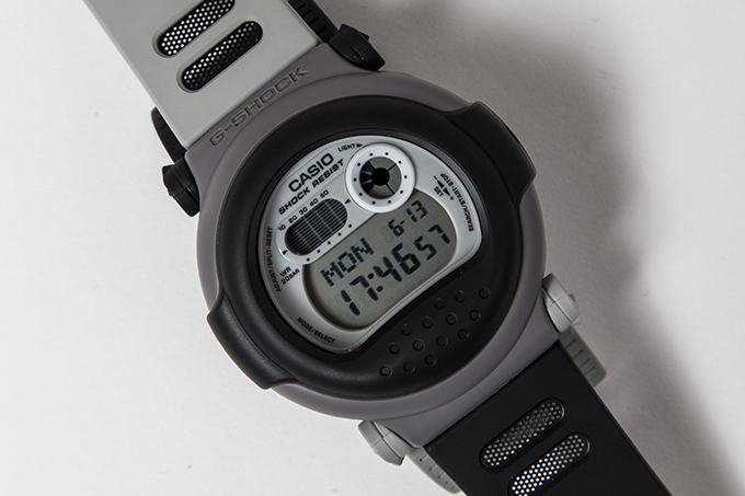 G-SHOCK×BEAMSコラボウォッチ -  モノトーンカラーを上下左右対角でアシンメトリーに配置 | 写真