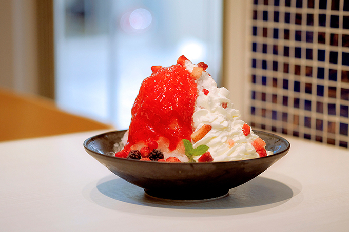 「苺ショートかき氷」ブラザーズカフェ梅田オーパ店となんば店で - 氷の中には練乳と果肉がたっぷり | 写真