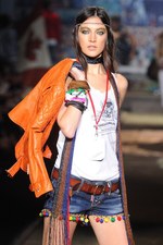 泥まみれで楽しむフリーマインドなロックフェスティバル - ディースクエアード(DSQUARED2)、2012年春夏コレクション｜写真12