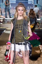 泥まみれで楽しむフリーマインドなロックフェスティバル - ディースクエアード(DSQUARED2)、2012年春夏コレクション｜写真18