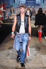 泥まみれで楽しむフリーマインドなロックフェスティバル - ディースクエアード(DSQUARED2)、2012年春夏コレクション｜写真24