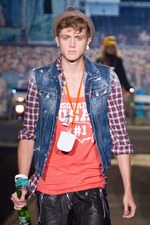 泥まみれで楽しむフリーマインドなロックフェスティバル - ディースクエアード(DSQUARED2)、2012年春夏コレクション｜写真29