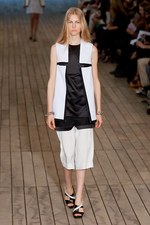 異素材を組み合わせてユニークなルックを演出　コムーン(COMMUUN)、2012年春夏コレクション｜写真1