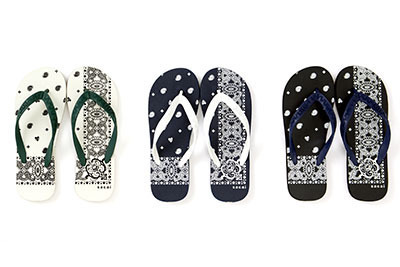 ビーチサンダル｜sacai / HYAN、バンダナ柄のコラボビーチサンダル - 砂浜を歩くと足跡にブランドロゴ