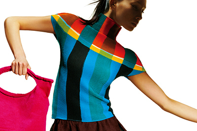 抽象絵画｜ミー イッセイ ミヤケ 8月の新作 - 旅で出会うアートを表現、色とりどりのストレッチプリーツ