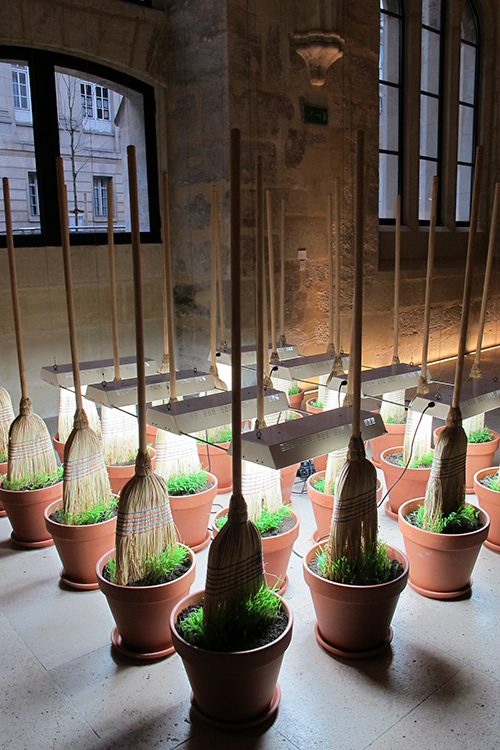 銀座メゾンエルメスでミシェル・ブラジーの展覧会「リビングルーム II」家電製品に植物が生えた作品など | 写真